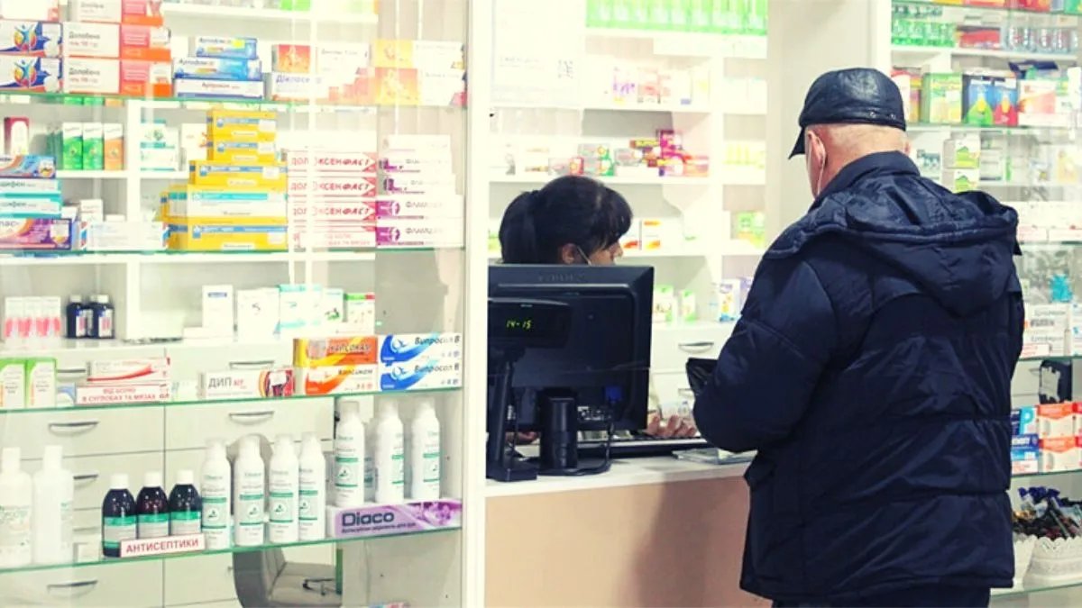 Украинцы покупают а аптеке лекарство по рецепту