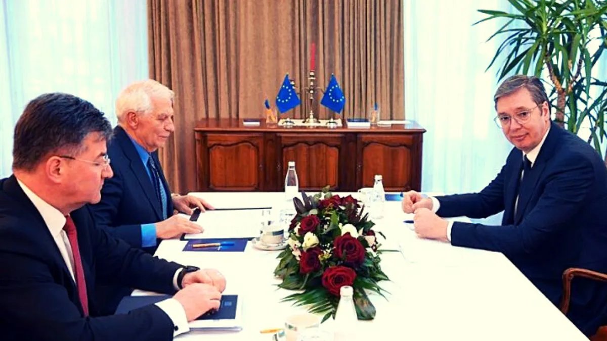 Високий представник ЄС із закордонних справ і політики безпеки Жозеп Боррель і спеціальний представник ЄС Мірослав Лайчак (зліва) зустрічаються з президентом Сербії Александром Вучичем (справа) під час зустрічі високого рівня.