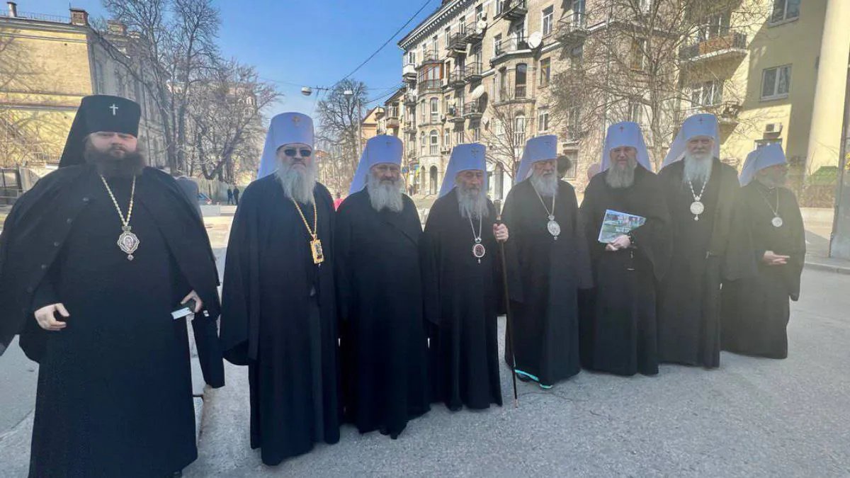 Монахи под Офисом Президента Украины
