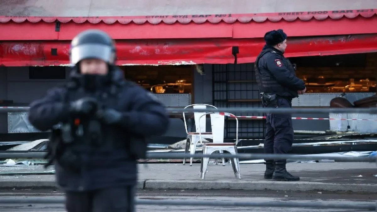 Поліція охороняє місце пригоди біля кафе в Петербурзі
