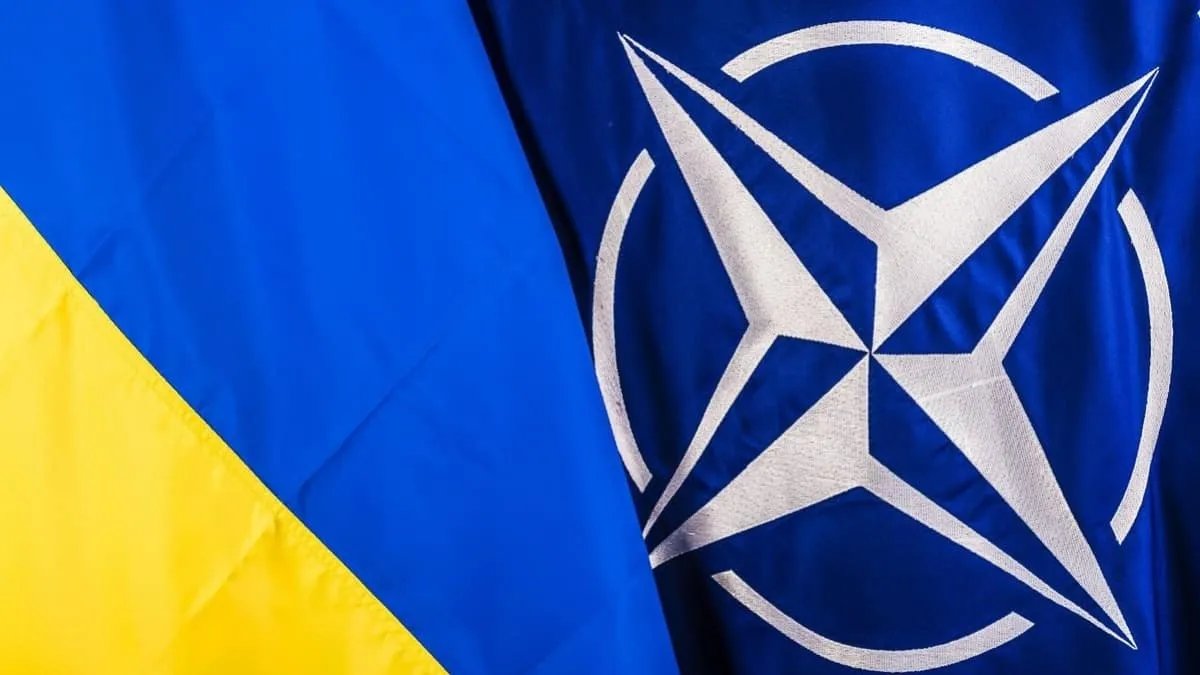 Прапор України та прапор НАТО