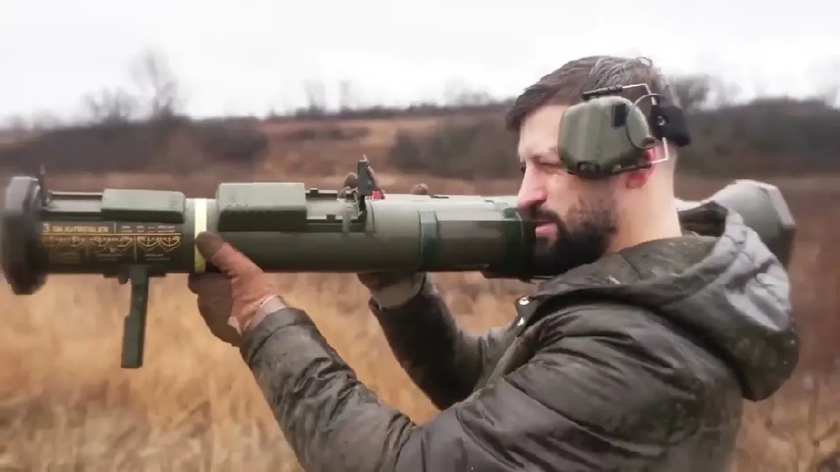 Видео как российский пропагандист стреляет из гранатомета НАТО