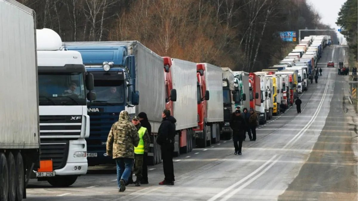 Черга вантажівок на кордоні