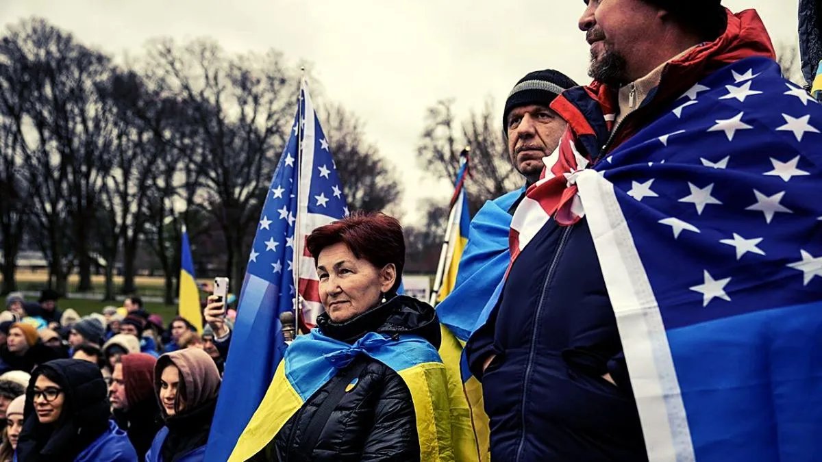 Прихильники України проводять мітинг з нагоди річниці вторгнення росії в країну біля меморіалу Лінкольна в Національному торговому центрі Вашингтона, округ Колумбія, 25 лютого 2023 року. (Drew Angerer/Getty Images)