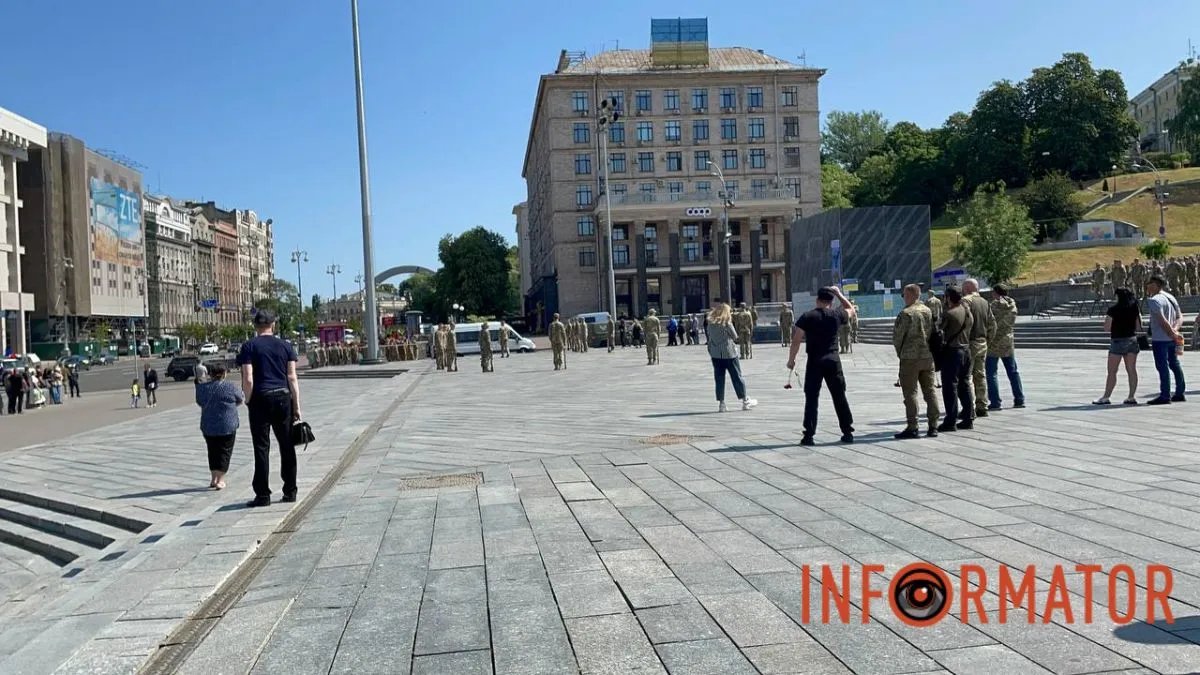 Зранку кияни та гості столиці вийшли на Майдан Незалежності
