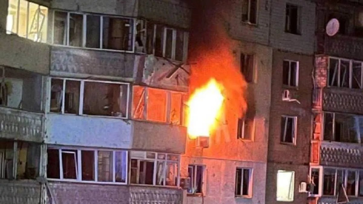 Пожежа в Одесі від уламкві збитого дрону