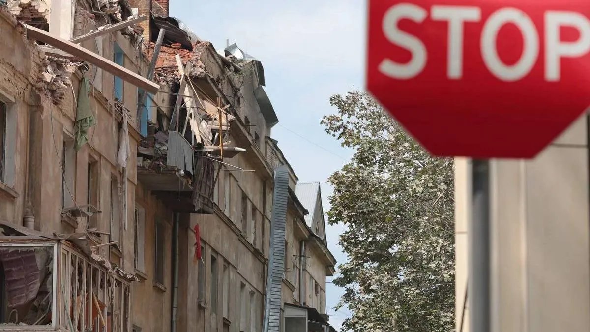 Рятувальна робота з ліквідації наслідків ракетного удару у Львові