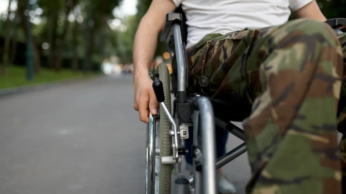 Військовий у інвалідній колясці