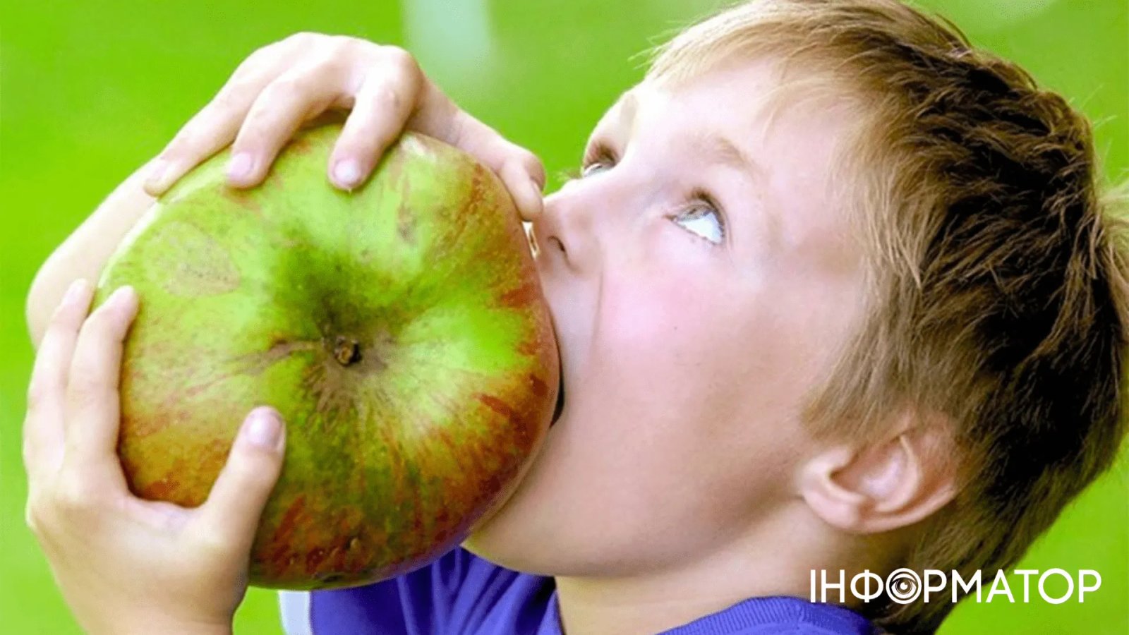 Ешь больше фруктов и овощей. Гигантское яблоко. Большие фрукты. Крупные яблоки. Фрукты для детей.