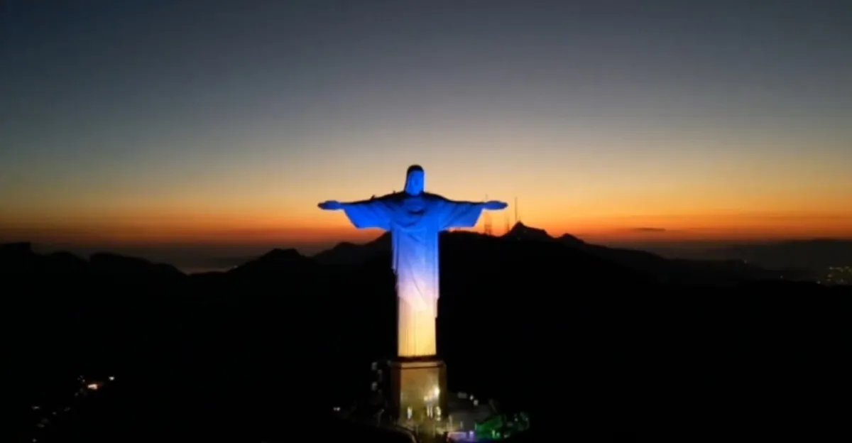 В Бразилии монумент Христа-Спасителя подсветили цветами флага Украины – видео
