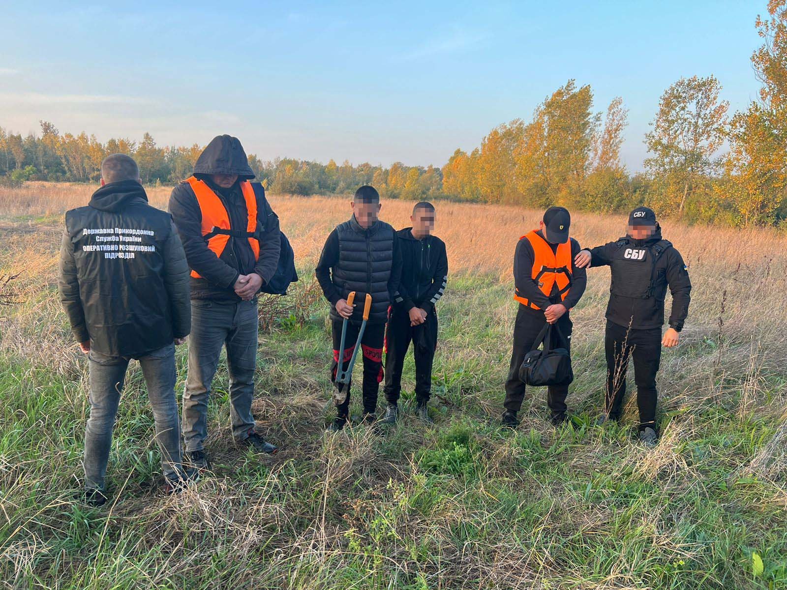 Двое подростков в Закарпатье пытались переправить уклонистов за границу –  видео. Читайте на UKR.NET