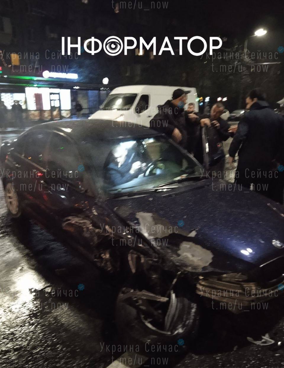 В Киеве произошла массовая драка после того, как BMW протаранил пять  припаркованных автомобилей - подробности. Читайте на UKR.NET