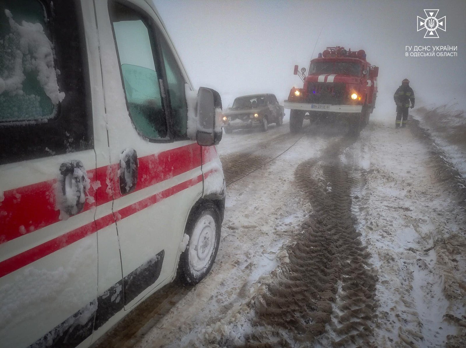 В Білгород-Дністровському районі зі снігового замету витягли автомобіль швидкої допомоги