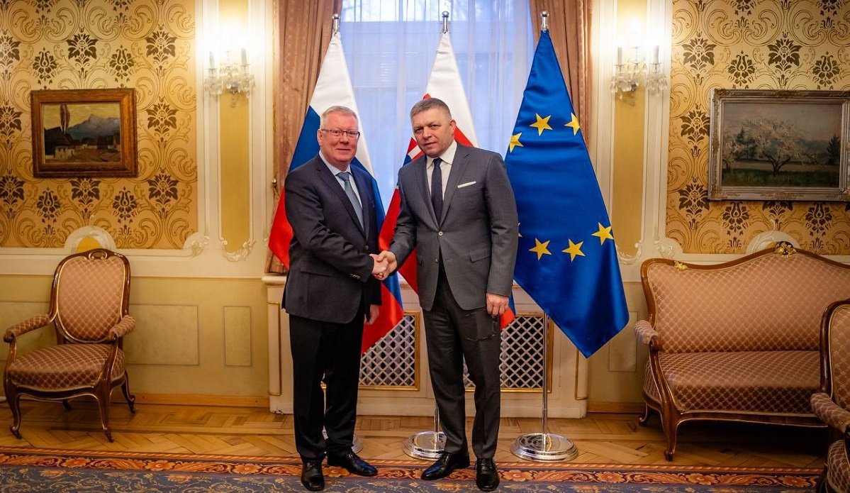Словаччина зібралася нормалізувати відносини з росією: премʼєр вже зустрівся з послом рф