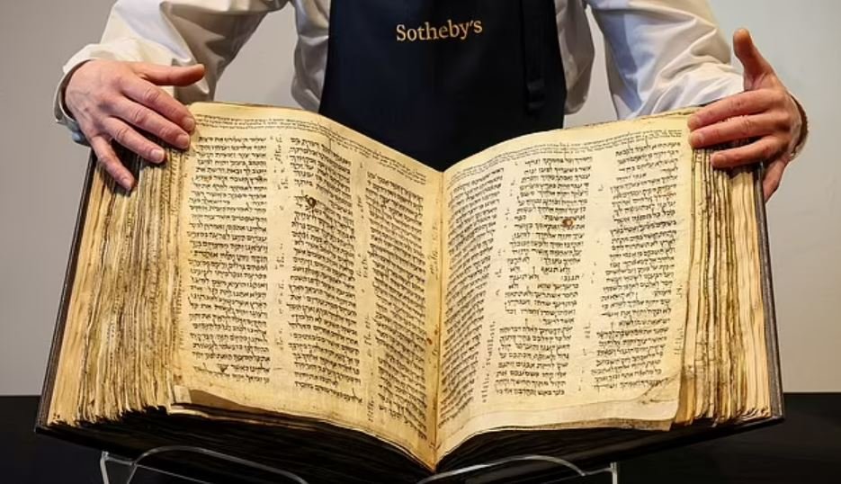 В библиотеке Ватикана нашли скрытую главу Библии: эксперты применили ...