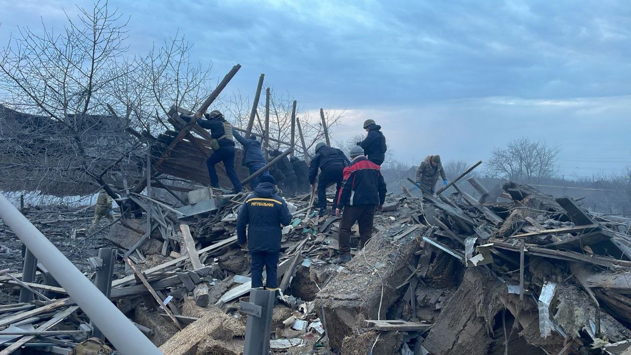 Разрушенные дома, люди под завалами: россияне ударили по Покровску в  Донецкой области - фото. Читайте на UKR.NET