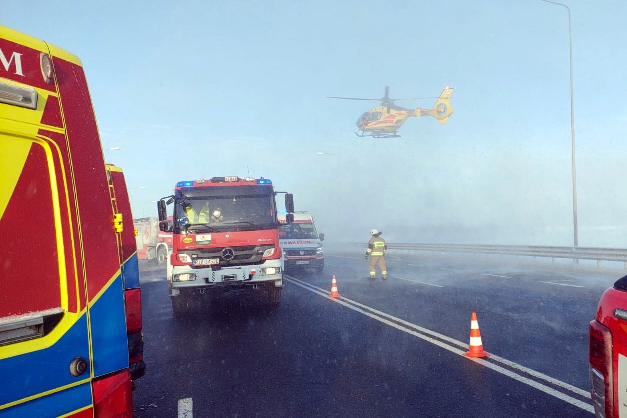 У Польщі біля українського кордону автобус врізався у фуру, на порятунок постраждалим в ДТП викликали медичну авіацію 1