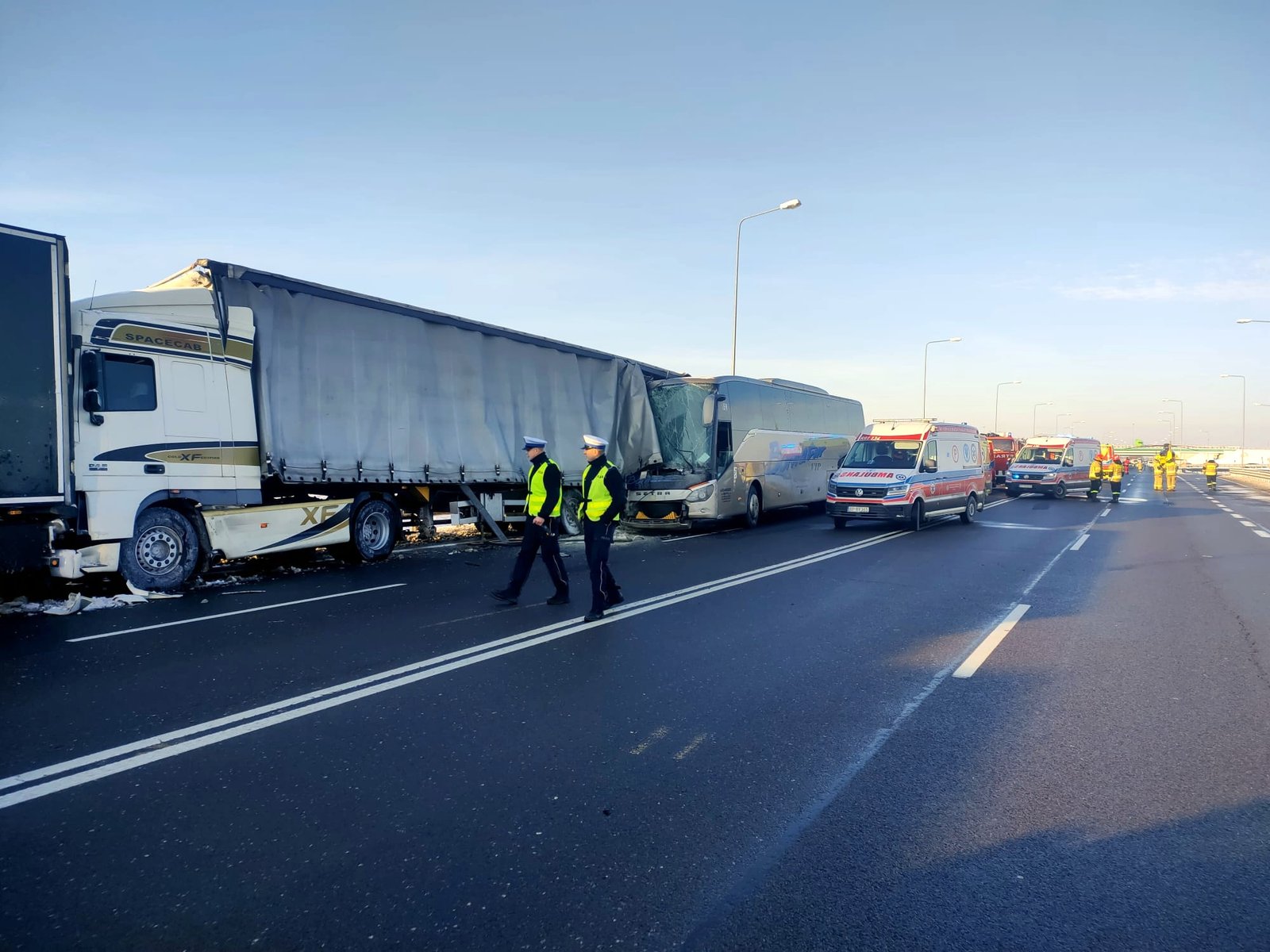 У Польщі біля українського кордону автобус врізався у фуру, на порятунок постраждалим в ДТП викликали медичну авіацію 2