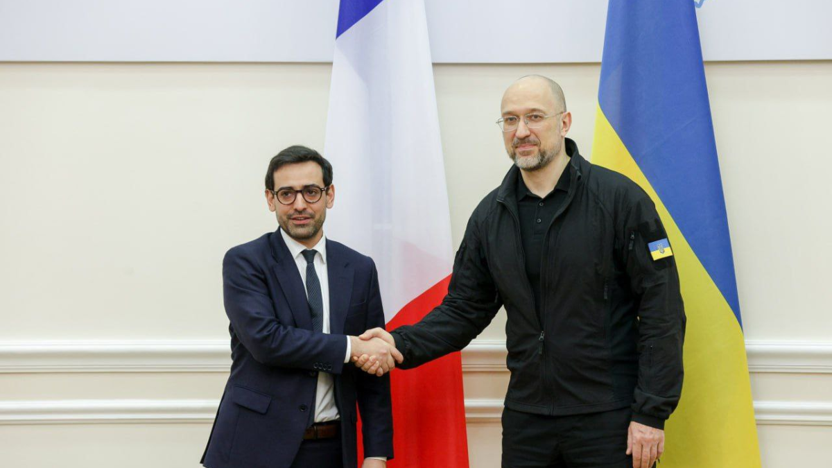 Глава МИД Сежурное в Киеве: Франция настроена помочь Украине в изготовлении оружия