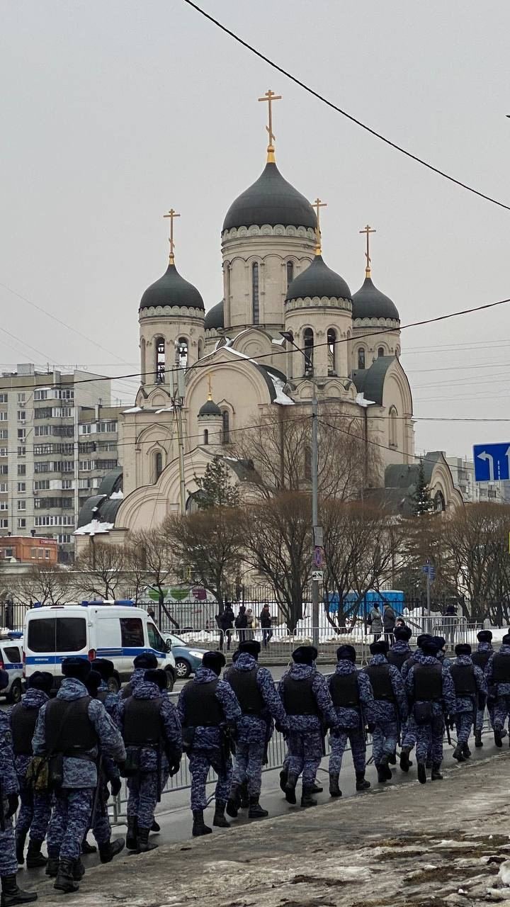 Похороны Навального: на прощание собралась 700-метровая очередь, а Кремль  угрожает россиянам (Видео). Читайте на UKR.NET