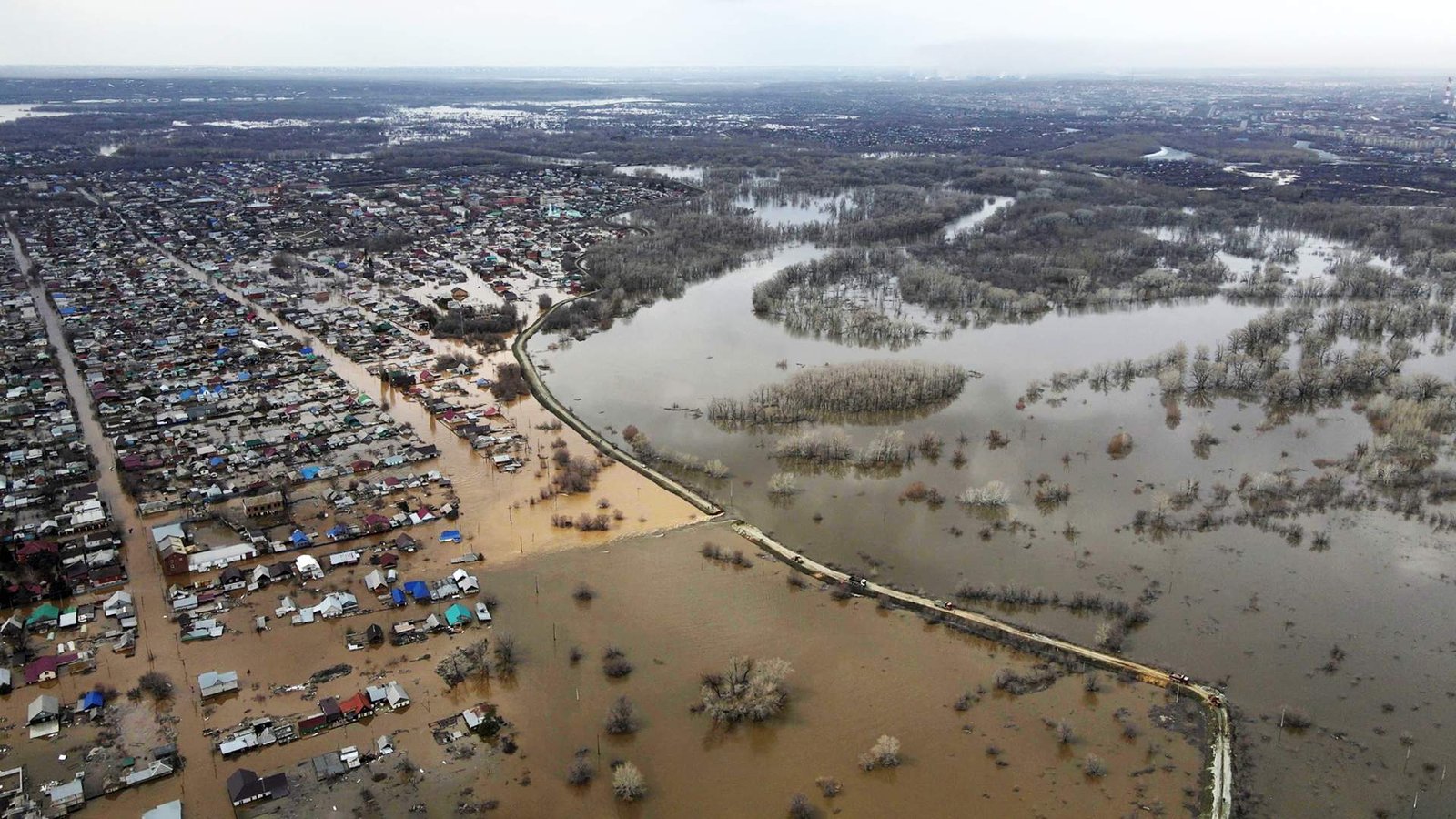 Росію "накрив" апокаліптичний потоп: вода затоплює міста, людей евакуюють, роботу НПЗ зупинили 2