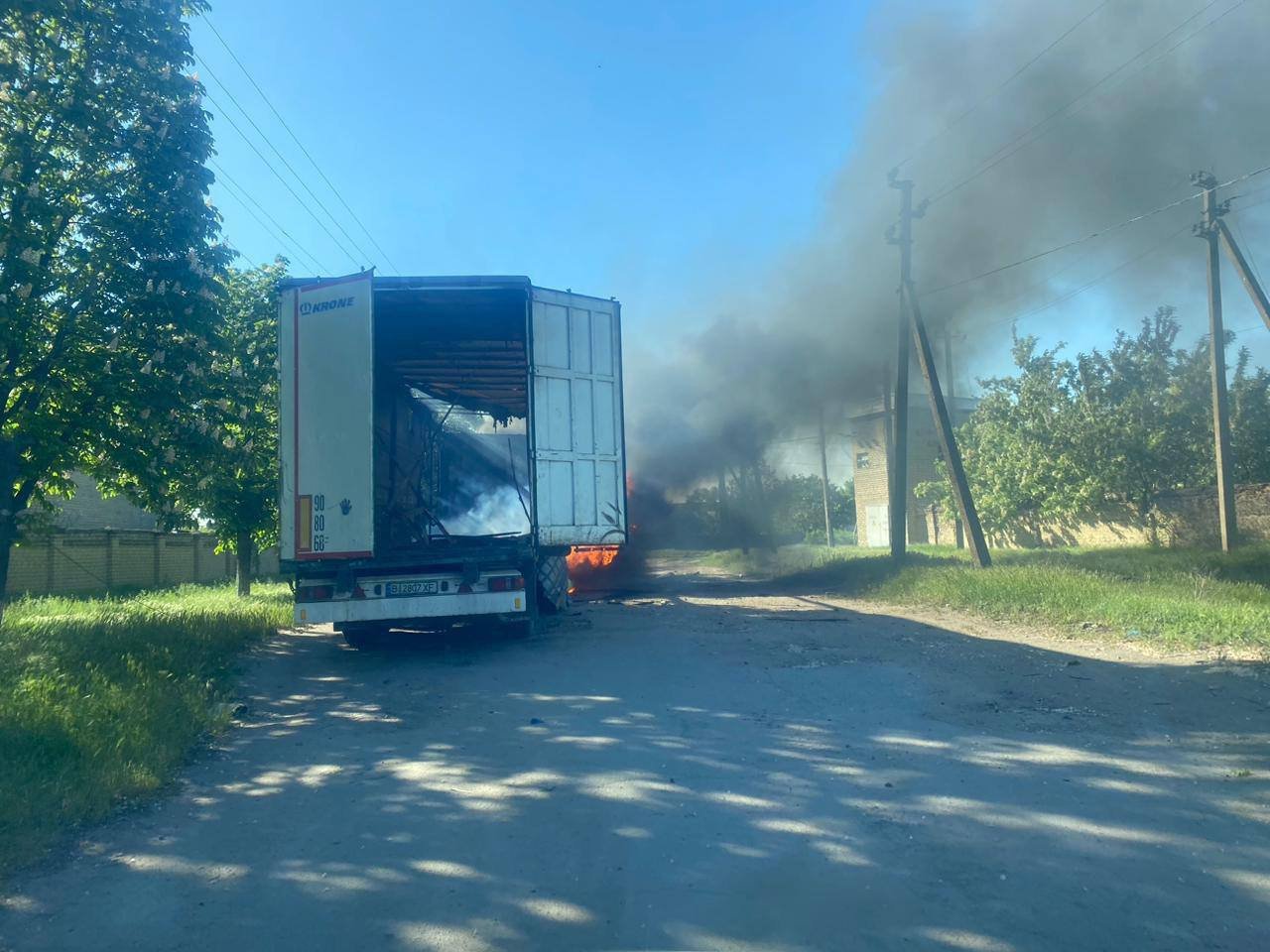 Россияне дроном ударили по грузовику с водой в Бериславе: автомобиль сгорел  дотла. Читайте на UKR.NET