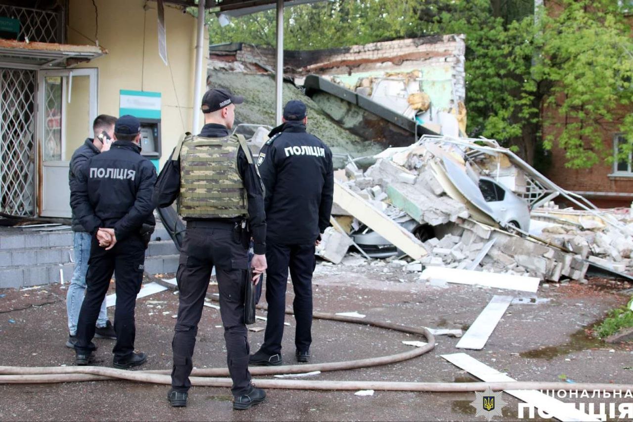 У центрі Чернігова стався вибух у банку: в поліції повідомили перші подробиці 3