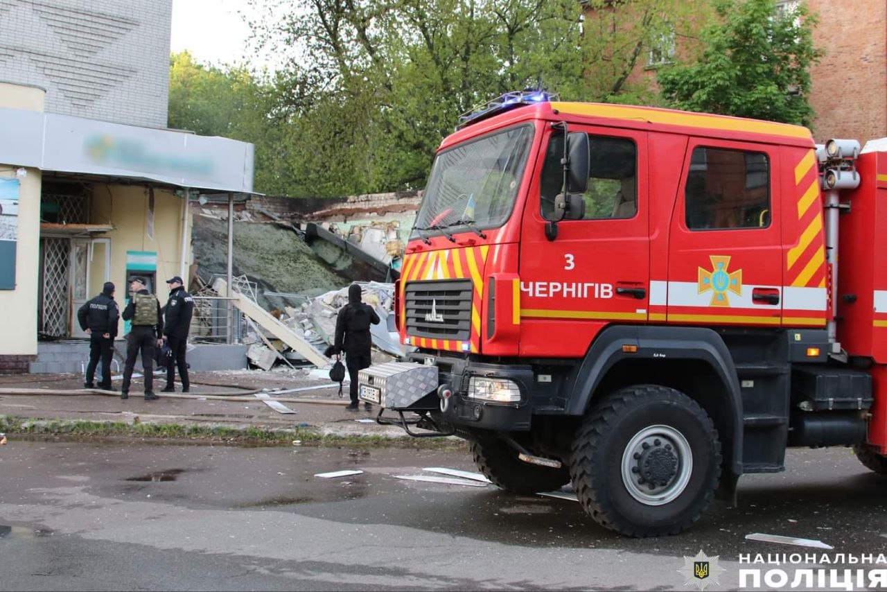 У центрі Чернігова стався вибух у банку: в поліції повідомили перші подробиці 4