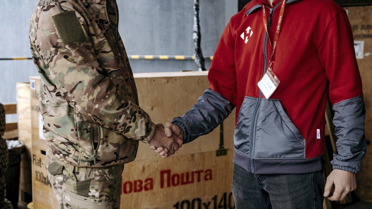 «Новая почта» занимается бригадами, защищающими Украину на передовой
