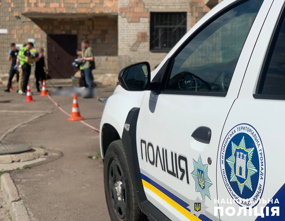 У Житомирі дві дівчинки вистрибнули з вікна багатоповерхівки і загинули: подробиці від поліції 1