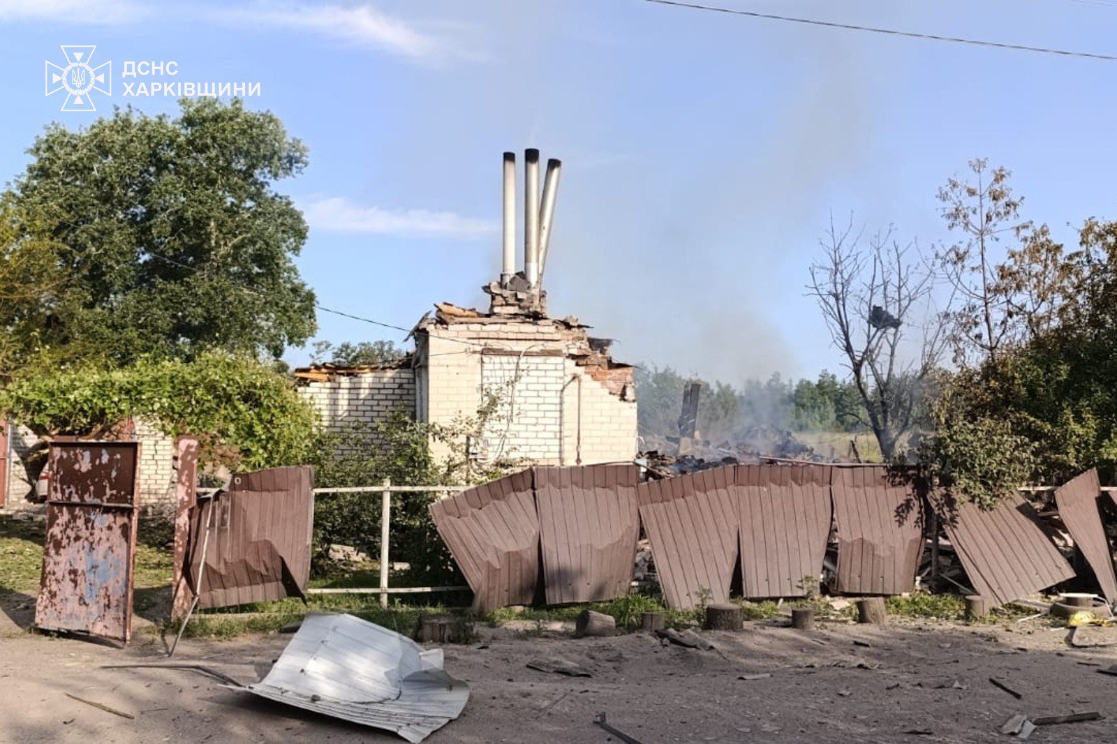 Российская авиация ударила КАБом по селу под Харьковом: есть погибшие и  раненые. Читайте на UKR.NET