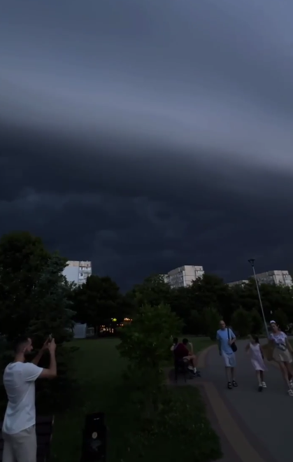 Львів'яни фотографують апокаліптичні хмари грози, що насувається на Львів. Скриншот - Інформатор