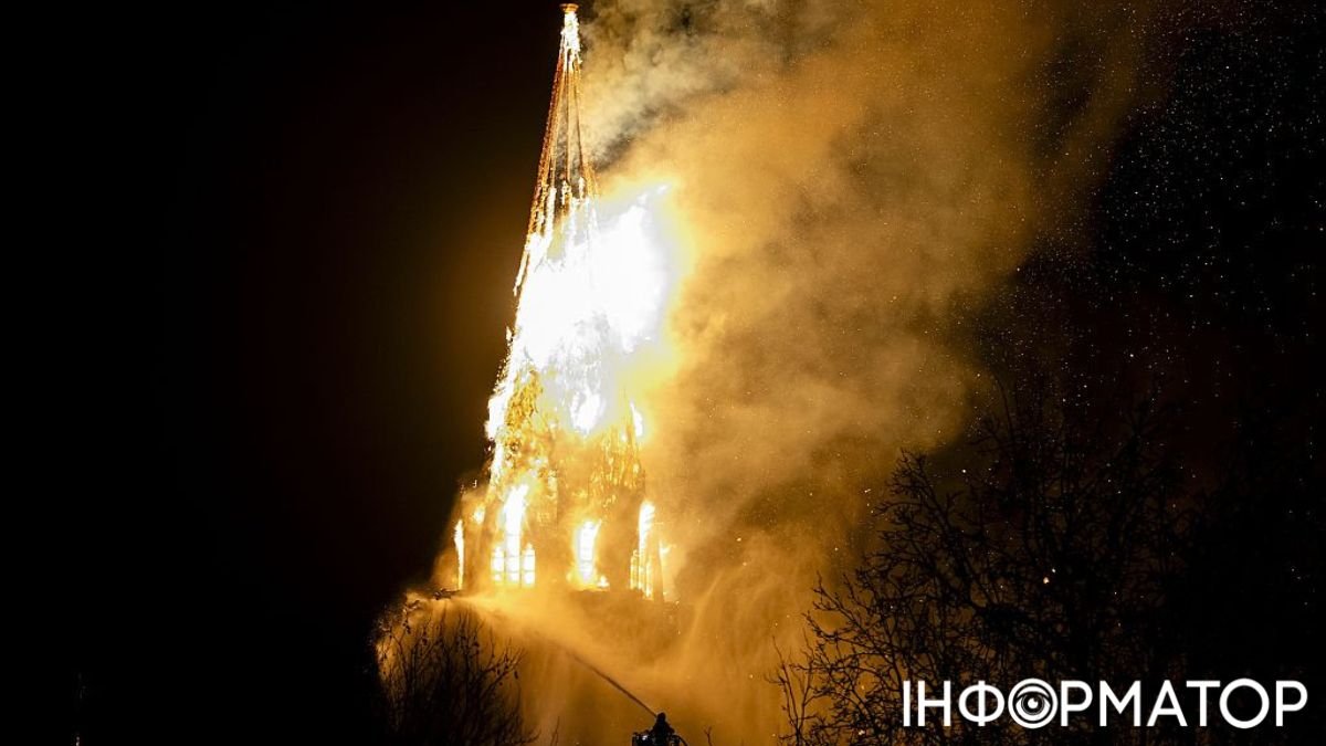 У центрі Амстердама в новорічну ніч згорів собор Вонделькерк: обвалилася дзвіниця