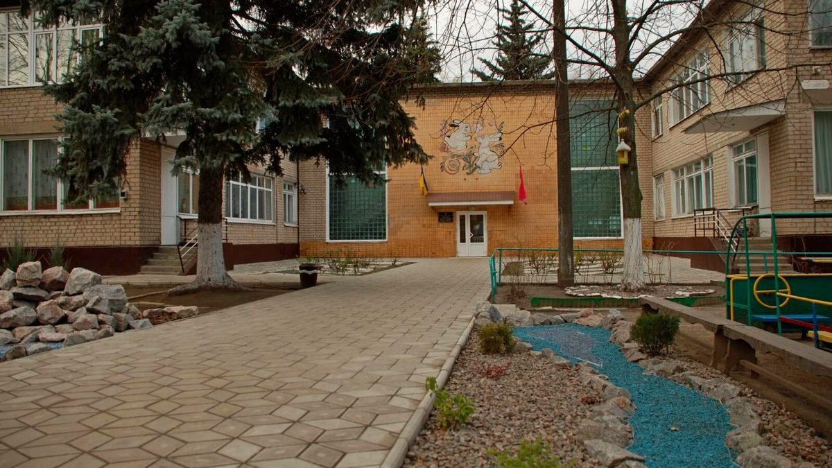В Запорожье в детском саду 4-летний мальчик выпал из окна на 2-м этаже. Воспитательнице грозит 5 лет тюрьмы