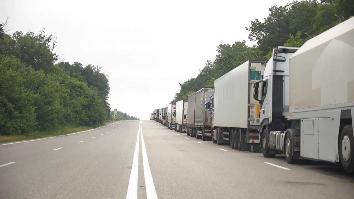Українська економіка втрачає мільйони через черги на кордонах. Хто в цьому винен?