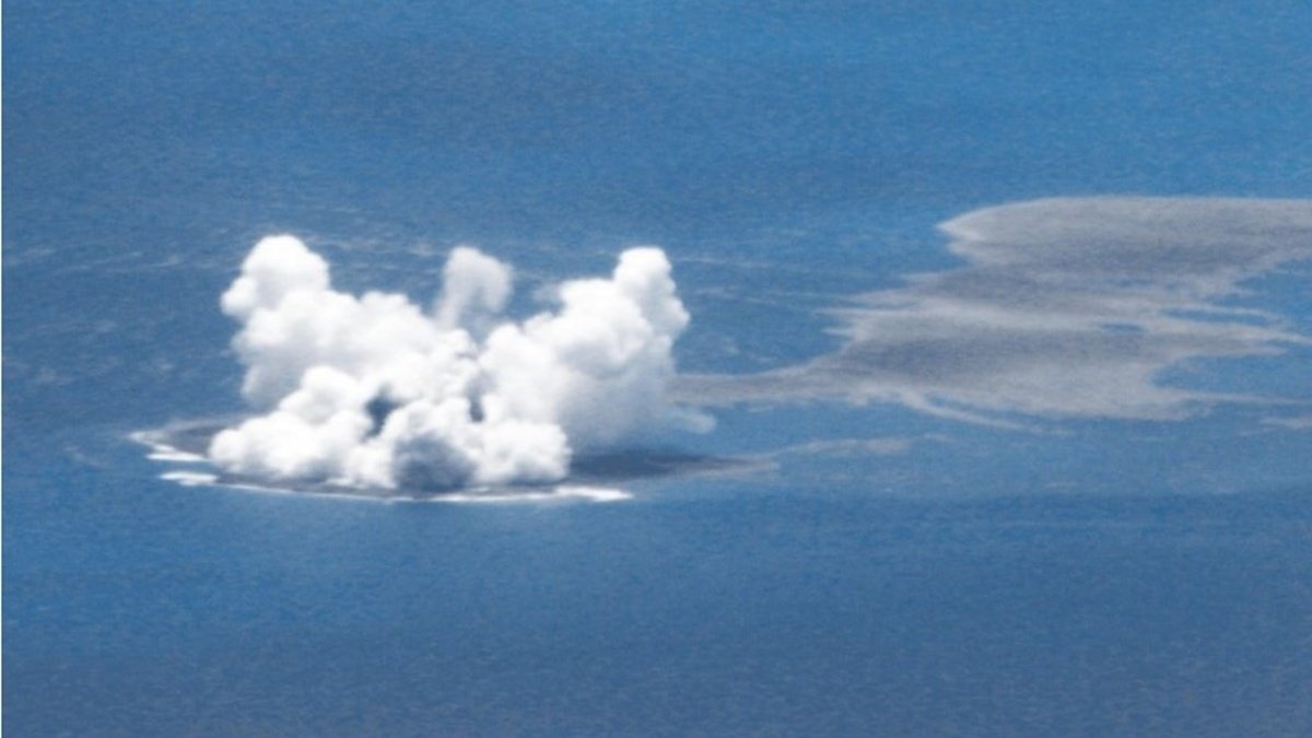 В Японии после извержения подводного вулкана появился новый остров