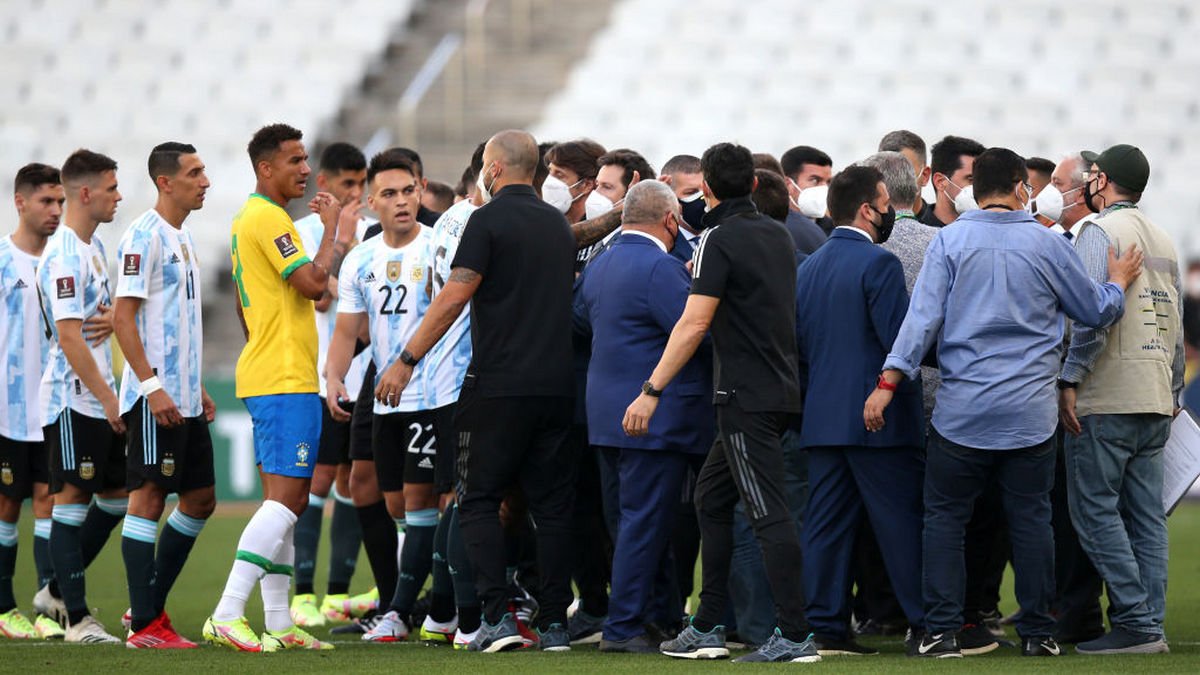 Футбольний матч між Бразилією і Аргентиною перервали через конфлікт аргентинських гравців з поліцією