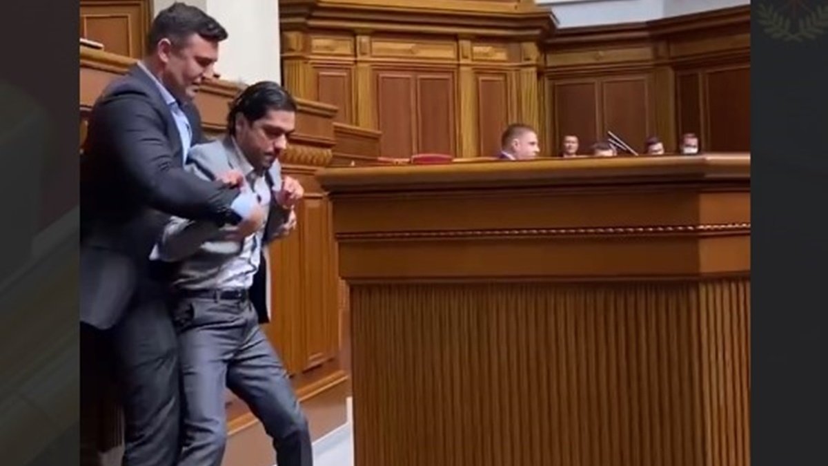 Средний палец Зеленскому и пир в разгар пандемии: топ-7 политических факапов 2021 года
