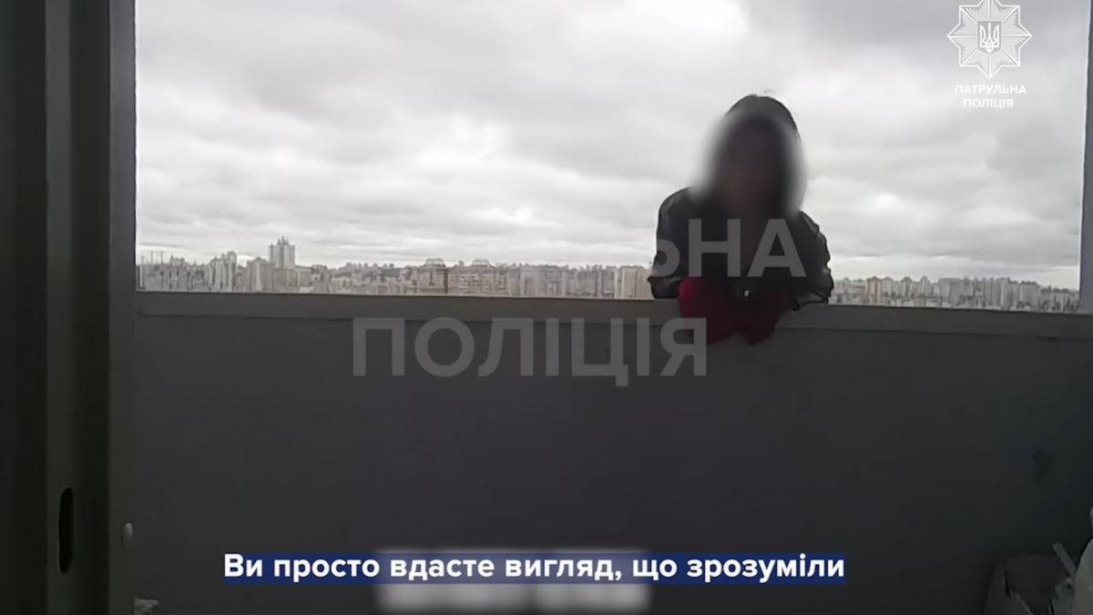 У Києві 17-річна дівчинка хотіла стрибнути з 25-го поверху. Патрульні схопили її в останній момент