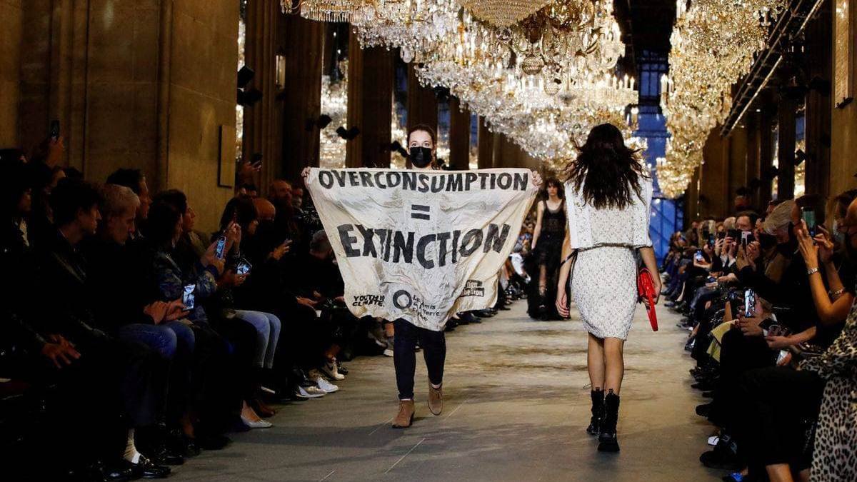 Протестующие против изменения климата сорвали показ Louis Vuitton в Париже