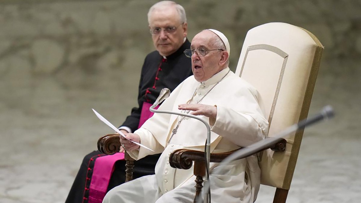 "Це також мій сором": Папа Римський вибачився перед тисячами дітей, які зазнали насилля від священників