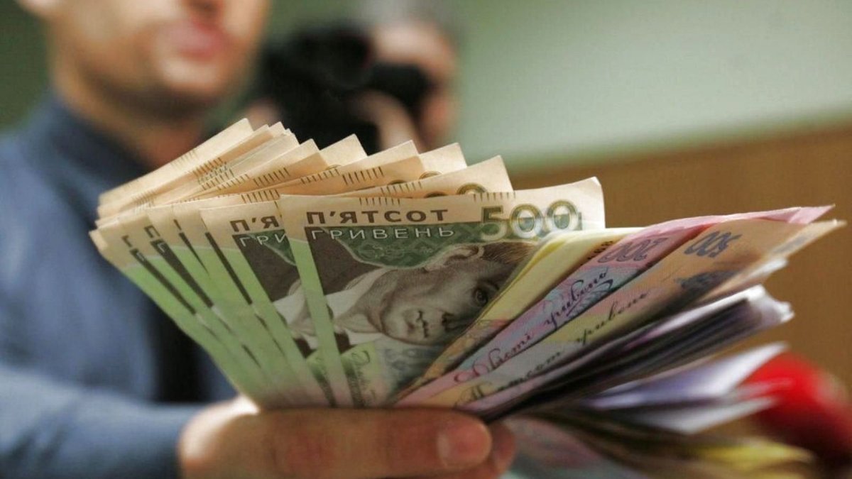 Середня зарплата в Україні за рік збільшилася майже на 7% – Держстат