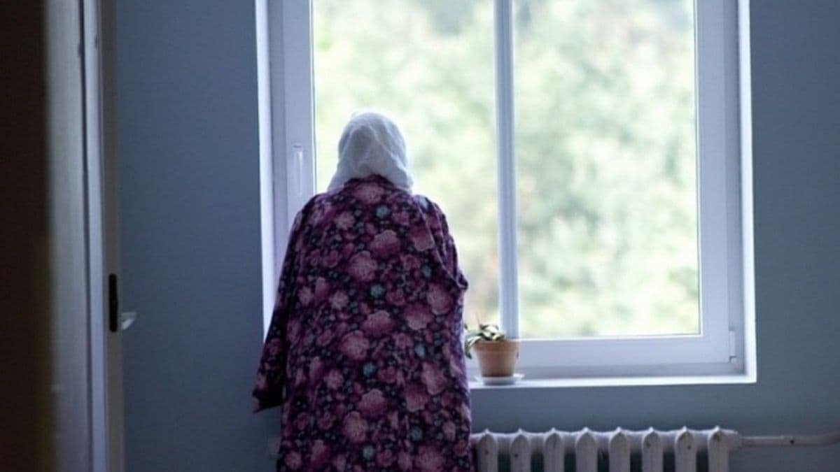 В Полтаве патрульные спасли 83-летнюю женщину, которая хотела спрыгнуть с 4-го этажа: видео с бодикамер