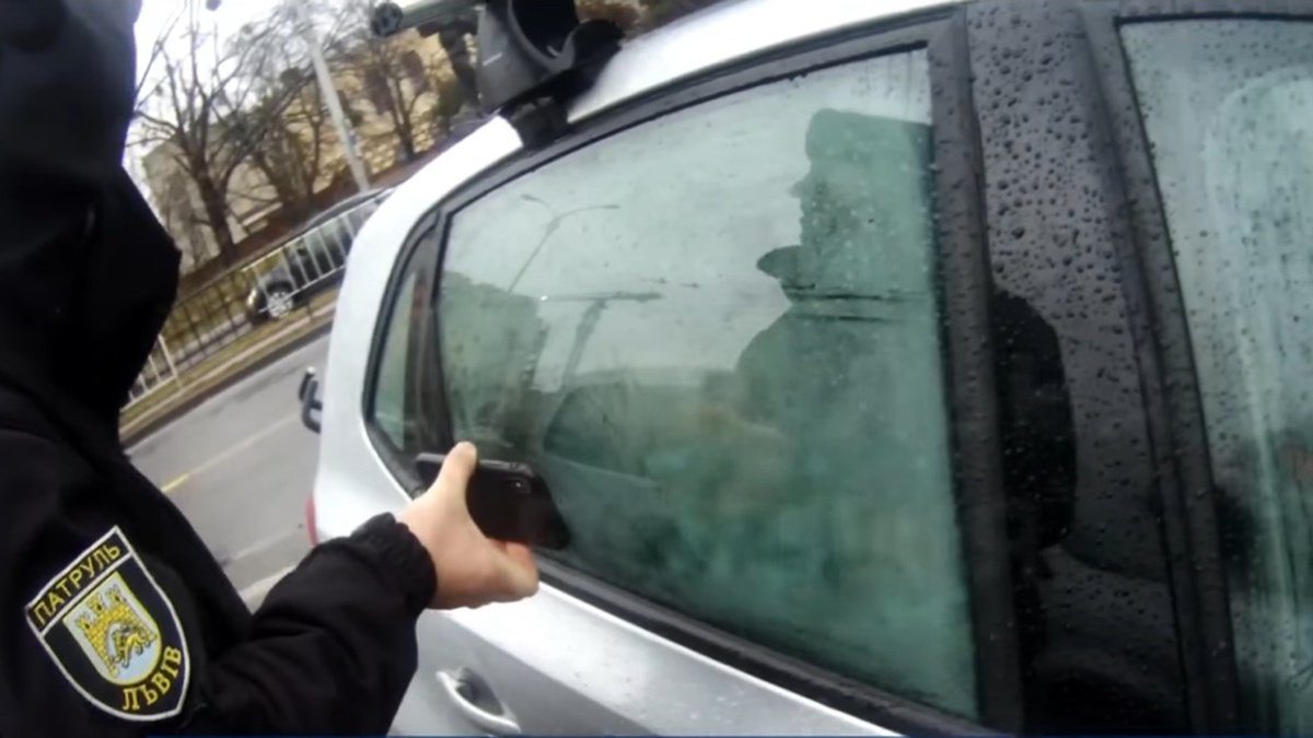 Во Львове полицейские развлекали мультиками мальчика, который случайно закрылся сам в машине