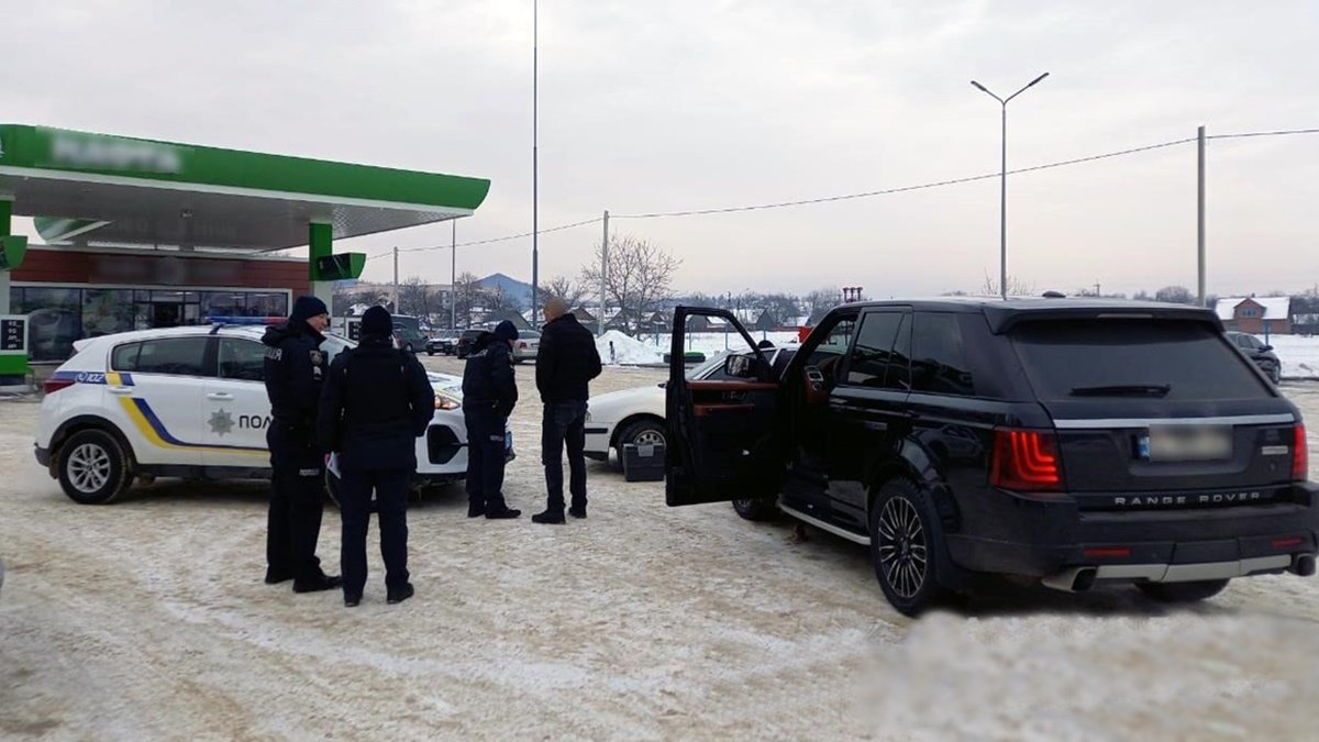 В Черновицкой области мужчина из машины расстрелял остановку, где стояли люди
