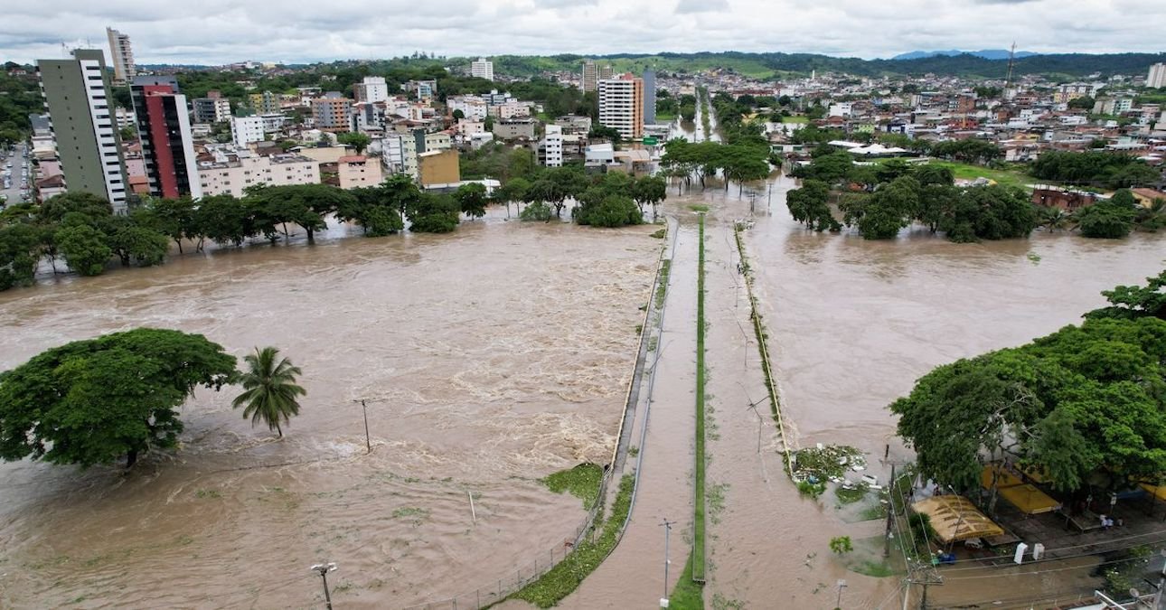 В Бразилии оползни и наводнения убили не менее 15 человек, почти 30 тысяч людей покинули свои дома