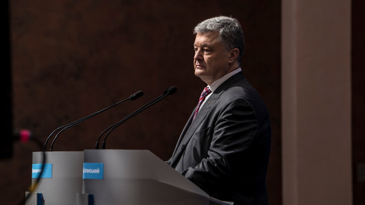 Мера пресечения для Порошенко, российские угрозы и новый лидер среди соцсетей в Украине: главное за неделю