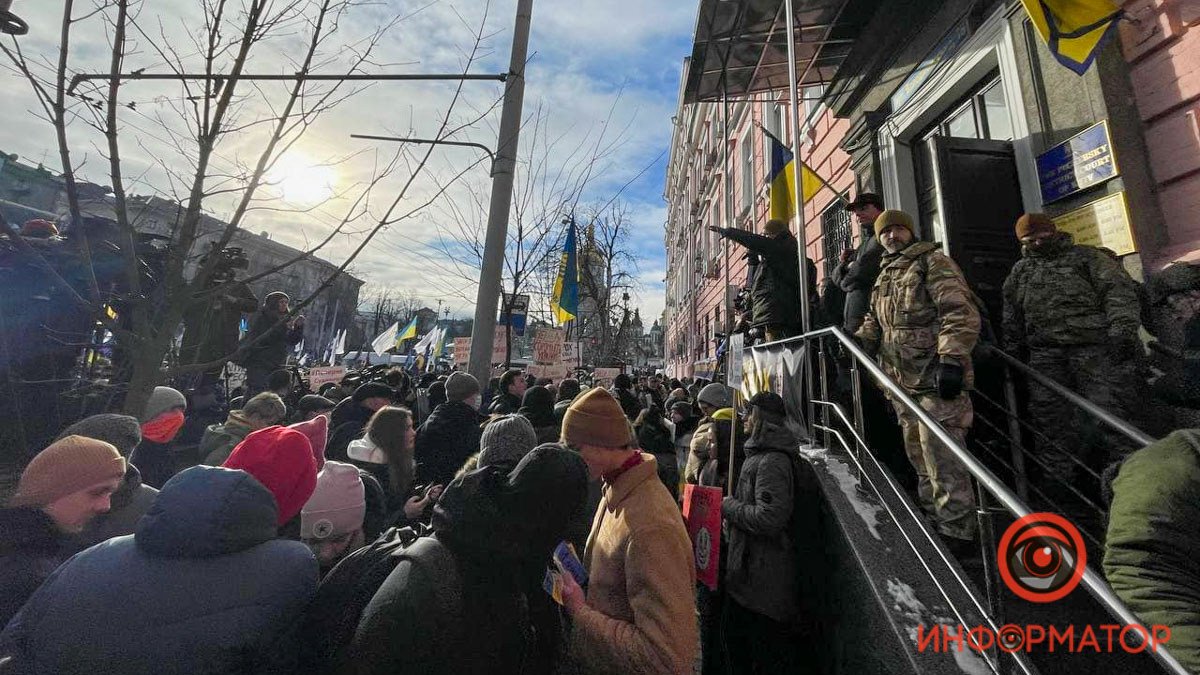 В Киеве под Печерским судом собрались сотни сторонников Порошенко: развернули плакаты, поставили палатки и успели потолкаться с полицией