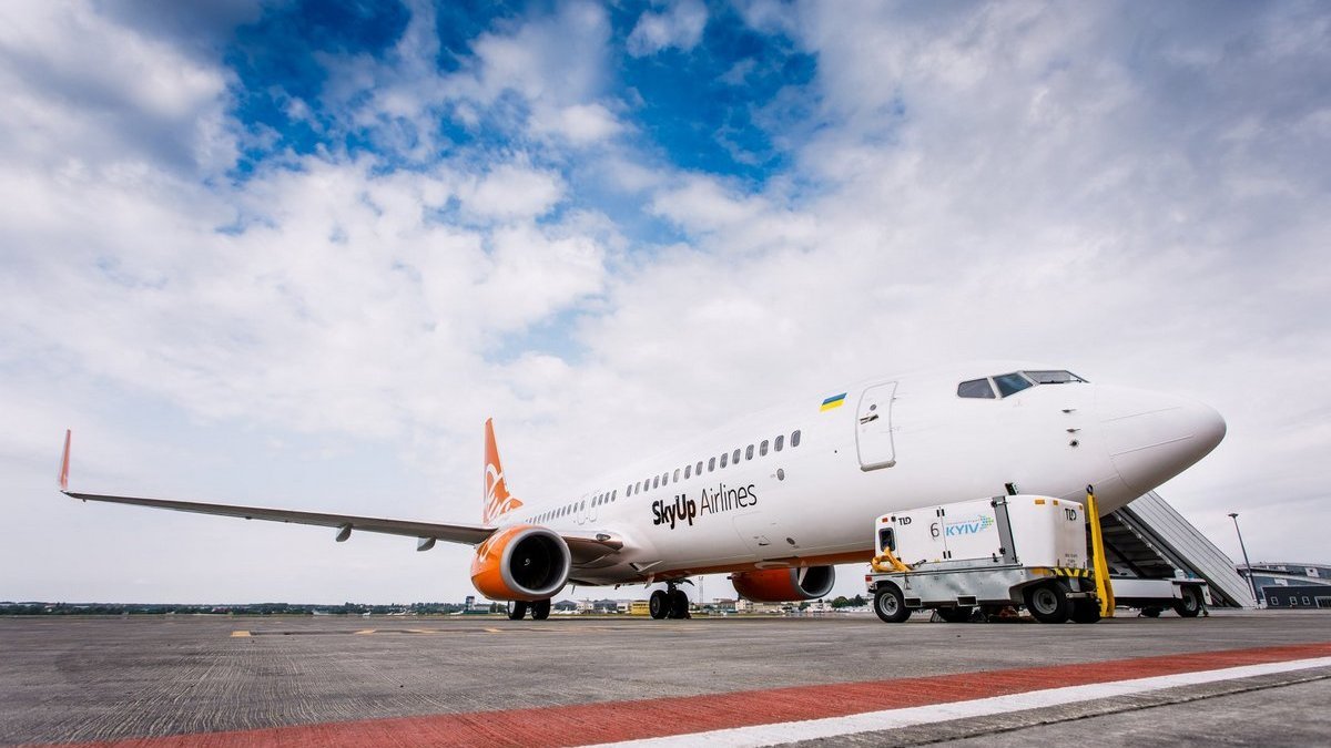 Самолёт авиакомпании SkyUp с пассажирами может не сесть в Киеве: детали