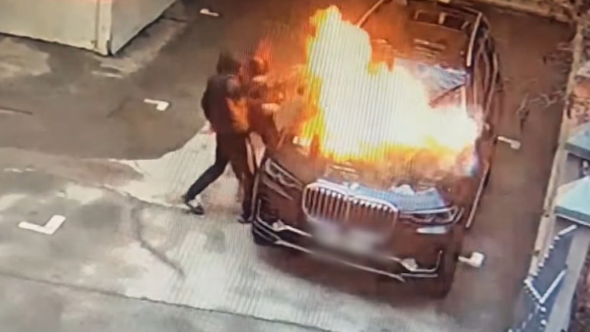 В Киеве три парня сожгли BMW: подробности и видео с камер